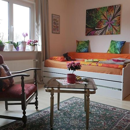 Weltoffenes Privates Gaestezimmer Bei Lgbtq Freundlichen Gastgeber Der Mit In Der Wohnung Lebt ベルリン エクステリア 写真
