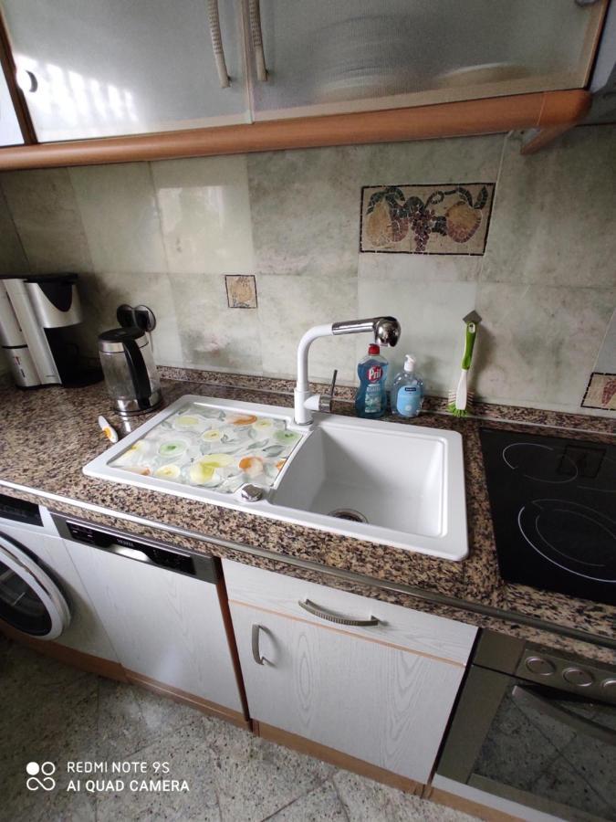 Weltoffenes Privates Gaestezimmer Bei Lgbtq Freundlichen Gastgeber Der Mit In Der Wohnung Lebt ベルリン エクステリア 写真