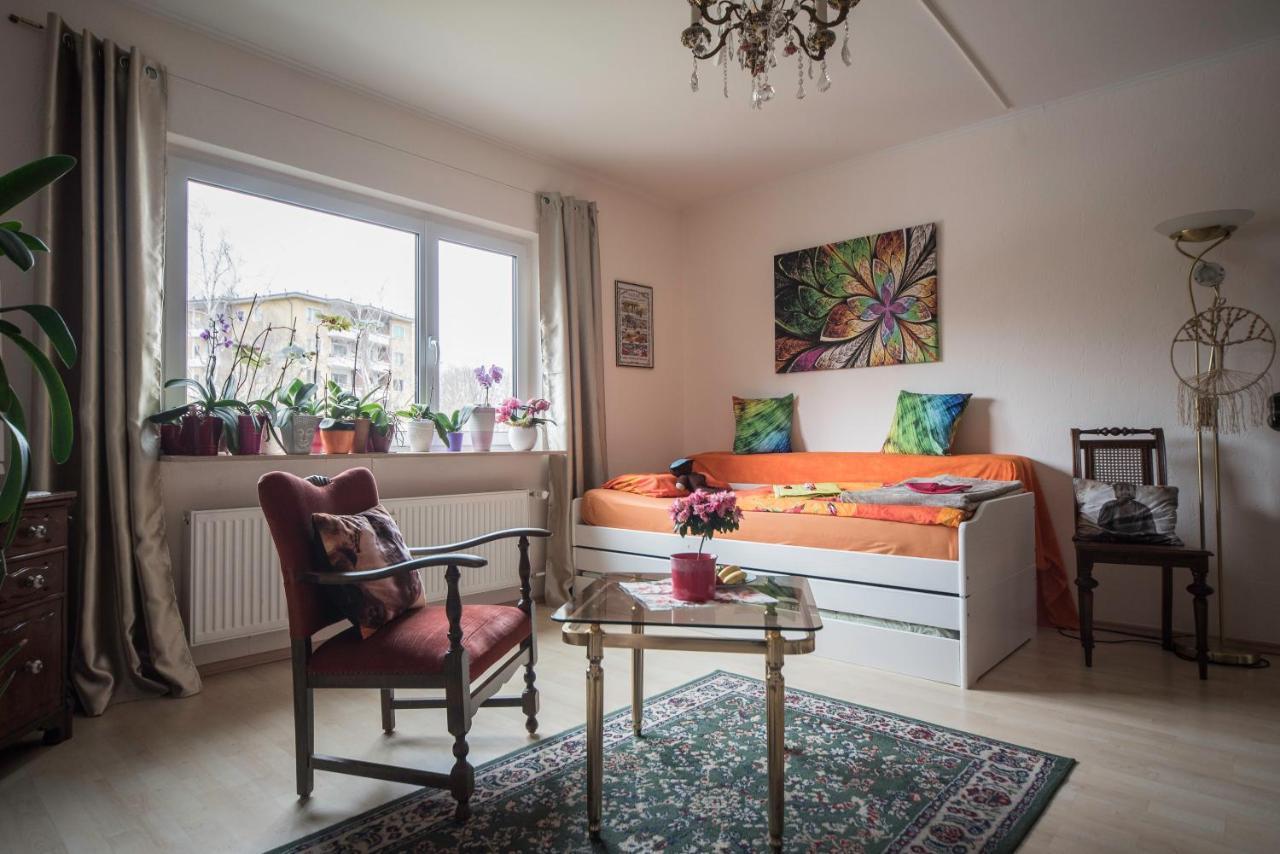 Weltoffenes Privates Gaestezimmer Bei Lgbtq Freundlichen Gastgeber Der Mit In Der Wohnung Lebt ベルリン エクステリア 写真