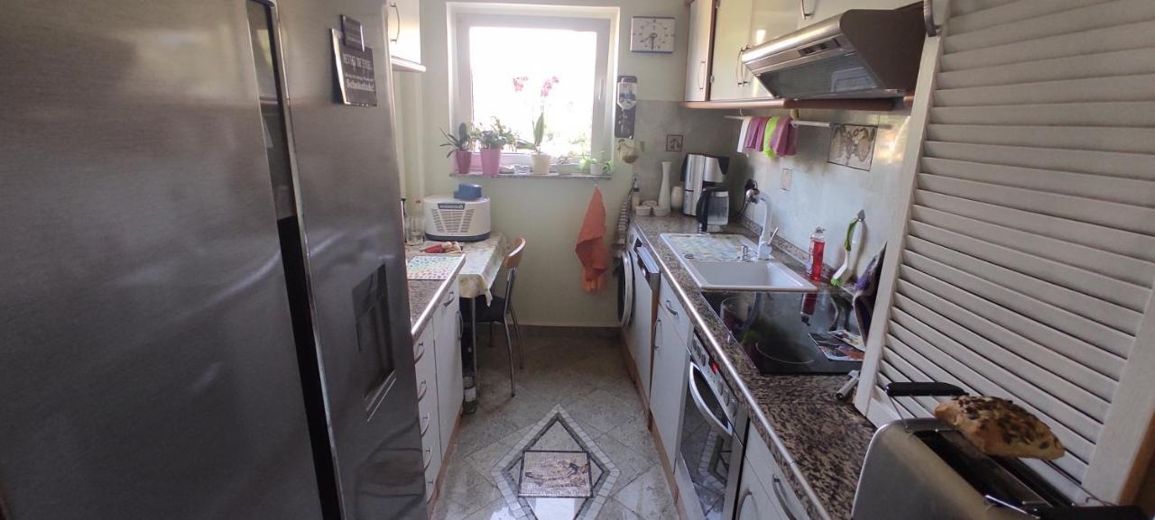 Weltoffenes Privates Gaestezimmer Bei Lgbtq Freundlichen Gastgeber Der Mit In Der Wohnung Lebt ベルリン エクステリア 写真