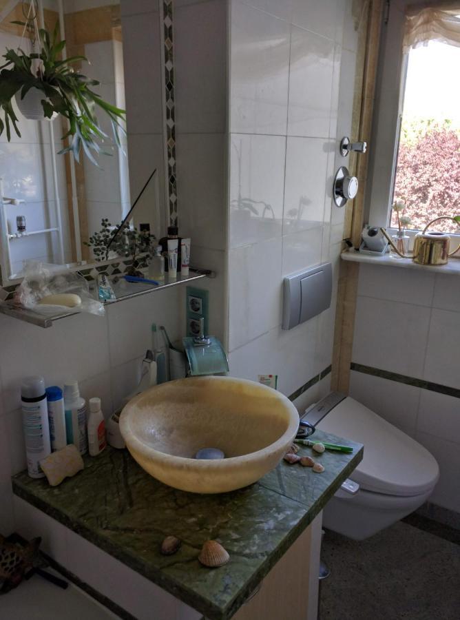 Weltoffenes Privates Gaestezimmer Bei Lgbtq Freundlichen Gastgeber Der Mit In Der Wohnung Lebt ベルリン エクステリア 写真