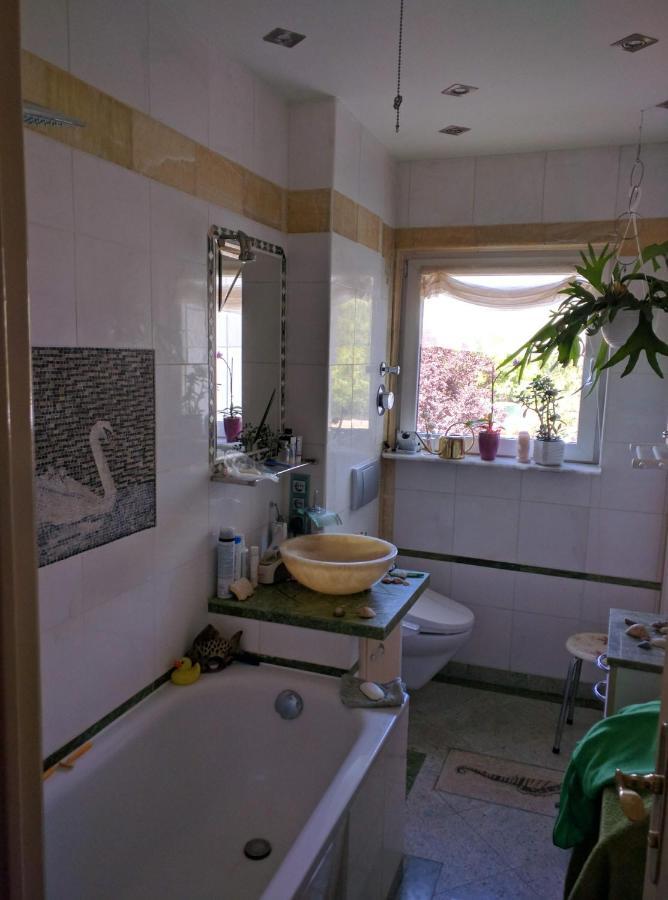 Weltoffenes Privates Gaestezimmer Bei Lgbtq Freundlichen Gastgeber Der Mit In Der Wohnung Lebt ベルリン エクステリア 写真