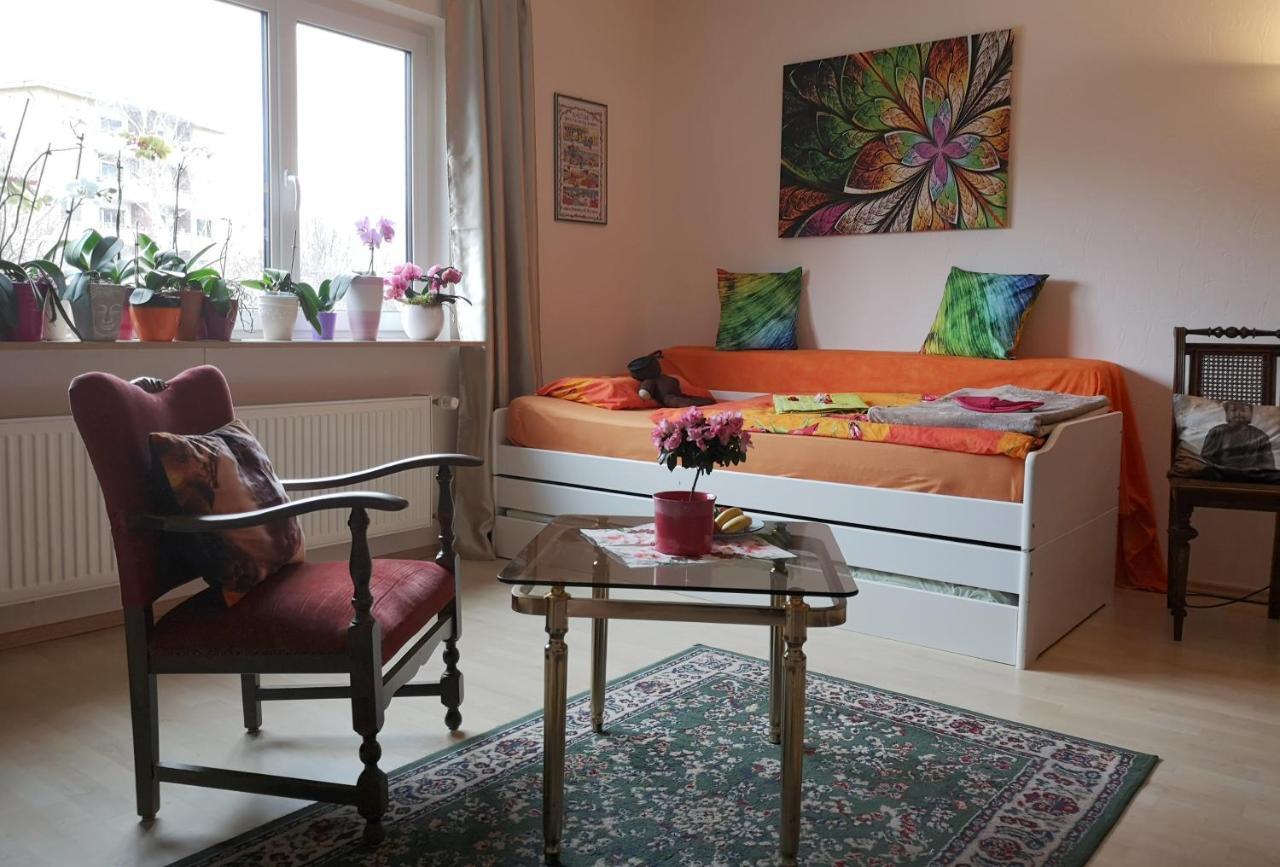 Weltoffenes Privates Gaestezimmer Bei Lgbtq Freundlichen Gastgeber Der Mit In Der Wohnung Lebt ベルリン エクステリア 写真