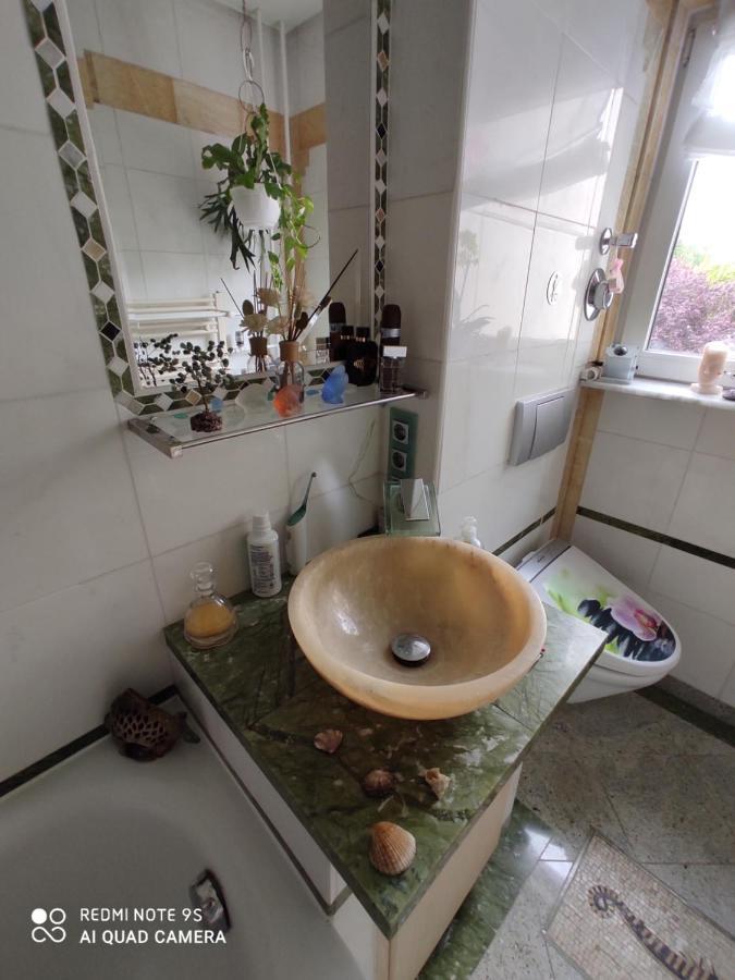 Weltoffenes Privates Gaestezimmer Bei Lgbtq Freundlichen Gastgeber Der Mit In Der Wohnung Lebt ベルリン エクステリア 写真