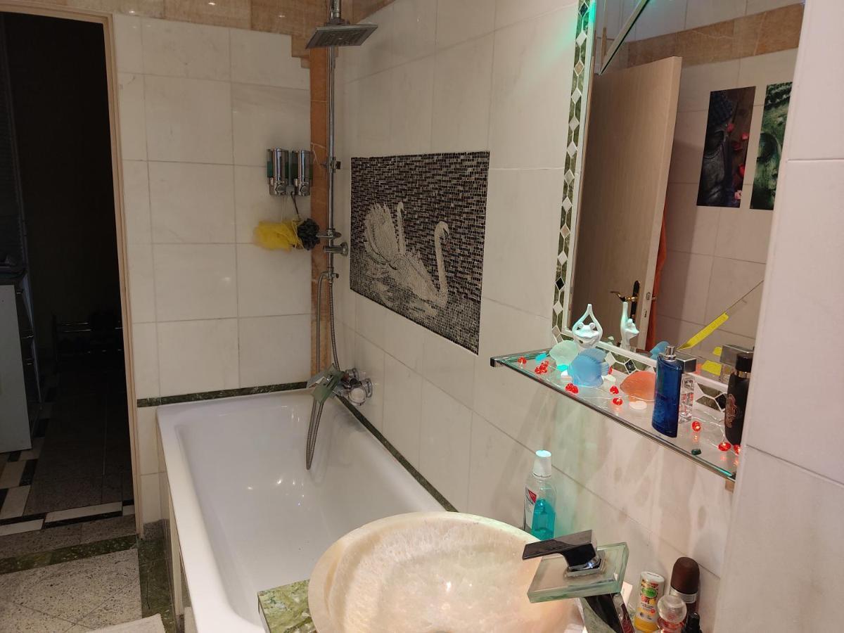 Weltoffenes Privates Gaestezimmer Bei Lgbtq Freundlichen Gastgeber Der Mit In Der Wohnung Lebt ベルリン エクステリア 写真