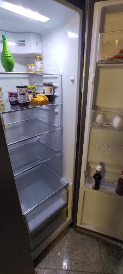 Weltoffenes Privates Gaestezimmer Bei Lgbtq Freundlichen Gastgeber Der Mit In Der Wohnung Lebt ベルリン エクステリア 写真