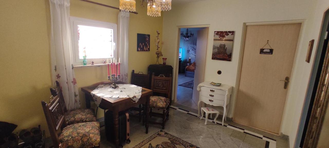 Weltoffenes Privates Gaestezimmer Bei Lgbtq Freundlichen Gastgeber Der Mit In Der Wohnung Lebt ベルリン エクステリア 写真